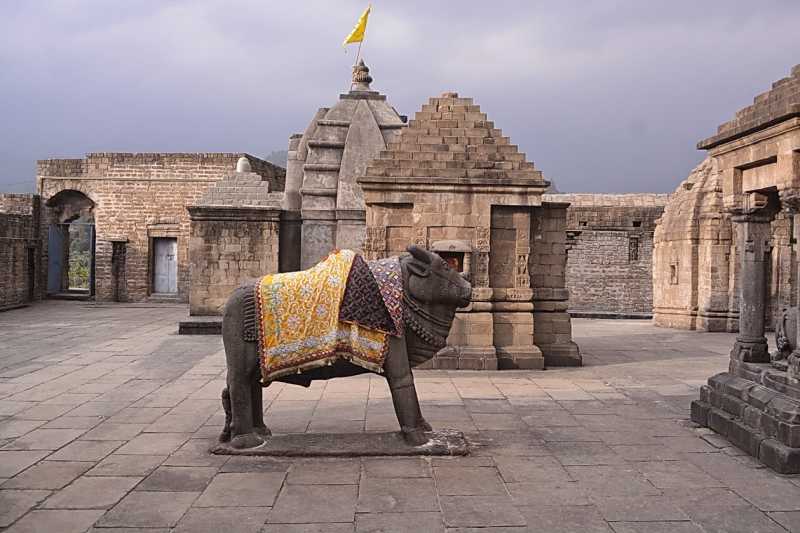 Standing Nandi