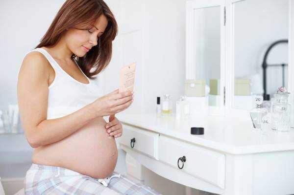 Stay Away From Cosmetic During Pregnancy - HealthTipsWala