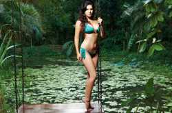 Sunny Leone Sizzle near Beach