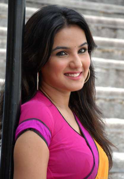 Super Cute Actress Jasmine Looking Sizzling In A Sexy Saree In A Latest Photoshoot Pictures