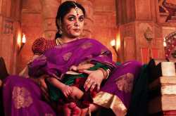 THE FABULOUS QUEEN FEEDING HER  TWIN BABIES IN THE MAGNIFICENT COURT OF BAHUBALI 