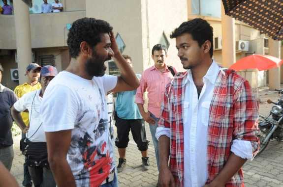 Tamil Mass Hero Vijay Dance For Rowdy Rathore