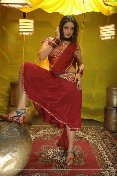 Telugu Actress Udaya Bhanu Sexy Exposing  Hot Photos(Udayabhanu Tv Serial Photos)