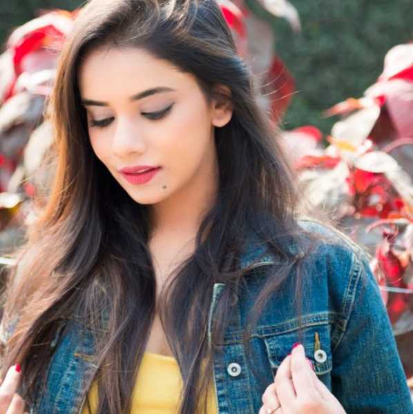 The Girl In The Yellow Dress - Spotlight