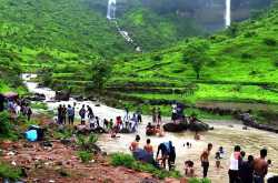 The ministry asks eight bloggers to write about eight destinations.