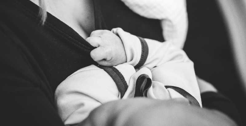 Tips To Help New Moms While Breastfeeding - Moms Methods