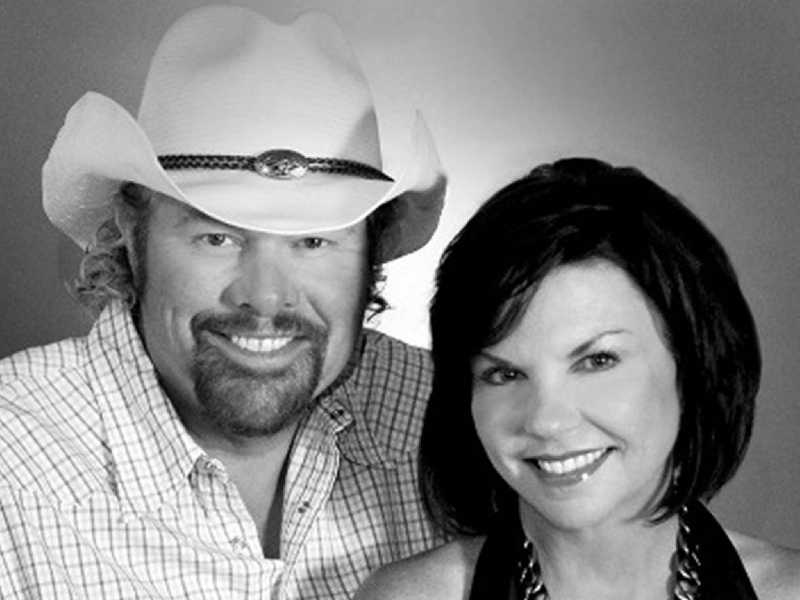 Toby Keith & Tricia Covel Relationship History (Happy American Couple)