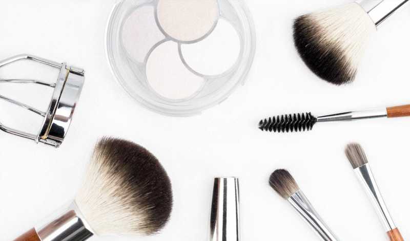 Top 5 Simple & Easy Makeup Tricks For Busy Girls