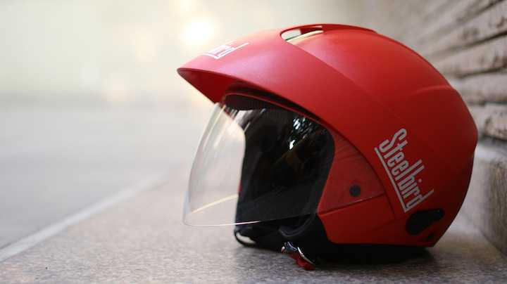 Uber Is Delivering Red Steelbird SB-35 Cruz Helmet For Free