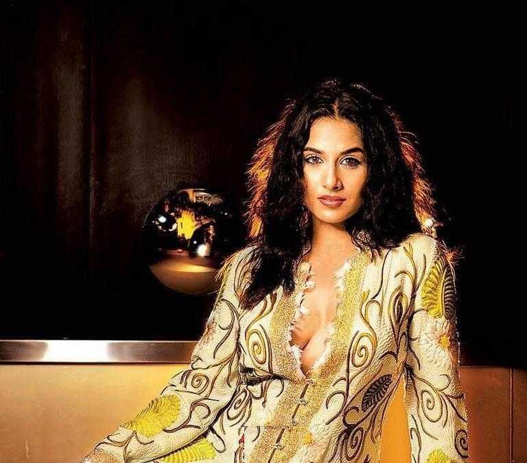 VIDYA BALAN WAS HUGGED BY BIPASHA BASU