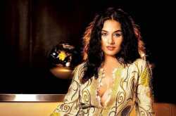 VIDYA BALAN WAS HUGGED BY BIPASHA BASU