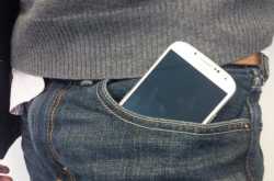 Where Should You Carry Your Mobile Phone? Hand Or Pocket??!!