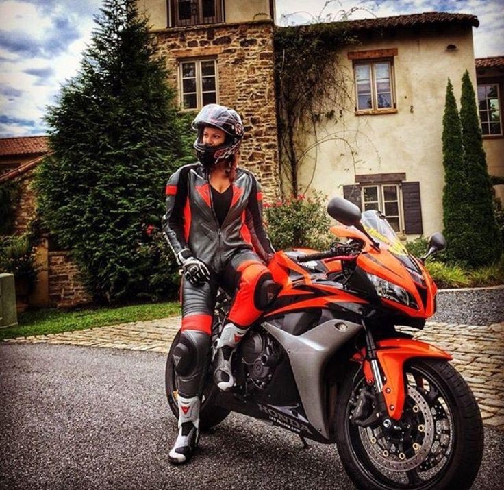 Woman Bikers In India - An Uncommon Sight? - StarWords India