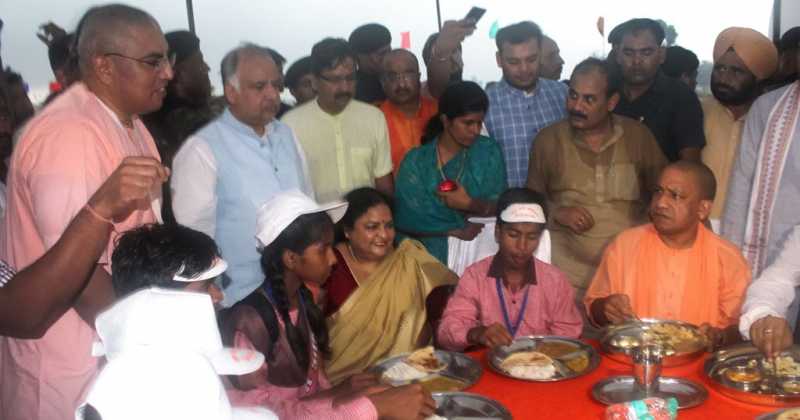 Yogi Adityanath - CM Of UP Tastes Akshaya Patra Food