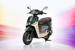 BGauss C12 MaxR Launched at Rs 1.45 Lakh: Check Out the Full Walkaround Video | Motoroids