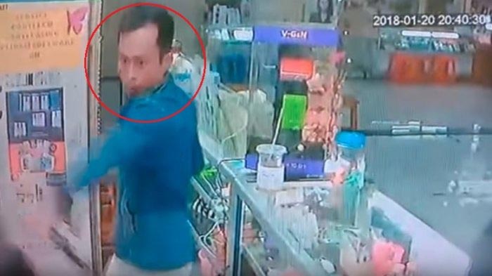Justnewbiego Blog: Rekaman Pembacokan Pemilik Toko HP Di Lokasari Plaza, Terlihat Jelas Sosok Pelaku!